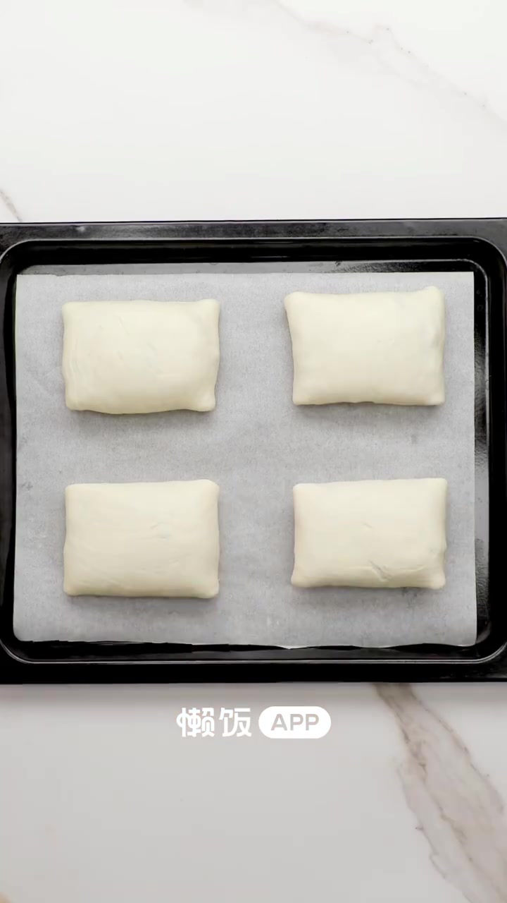吃在许昌「新疆烤包子」这个烤包子好好吃,我一口气吃了两大个,外皮酥脆掉渣,内馅特香,一口下