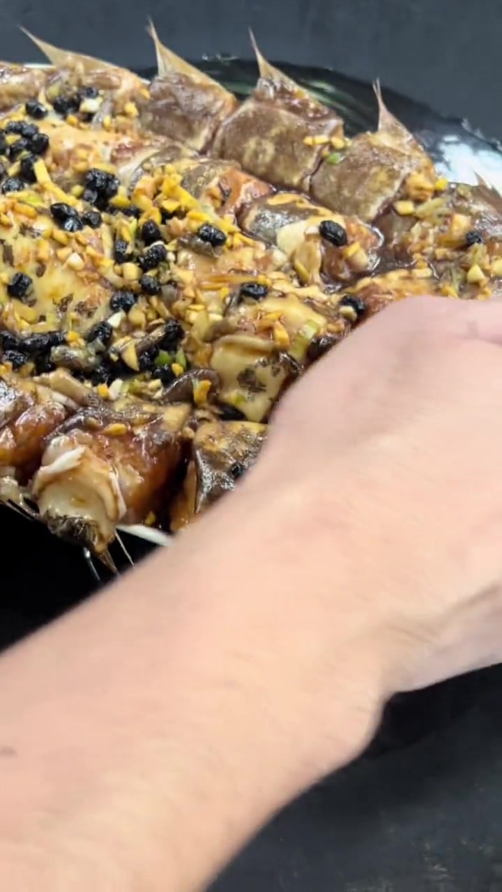 今天花了51买了一条海鳗,今儿做个豆豉鳗鱼,希望看到我做这道菜的朋友都能蒸蒸日上,年年有余