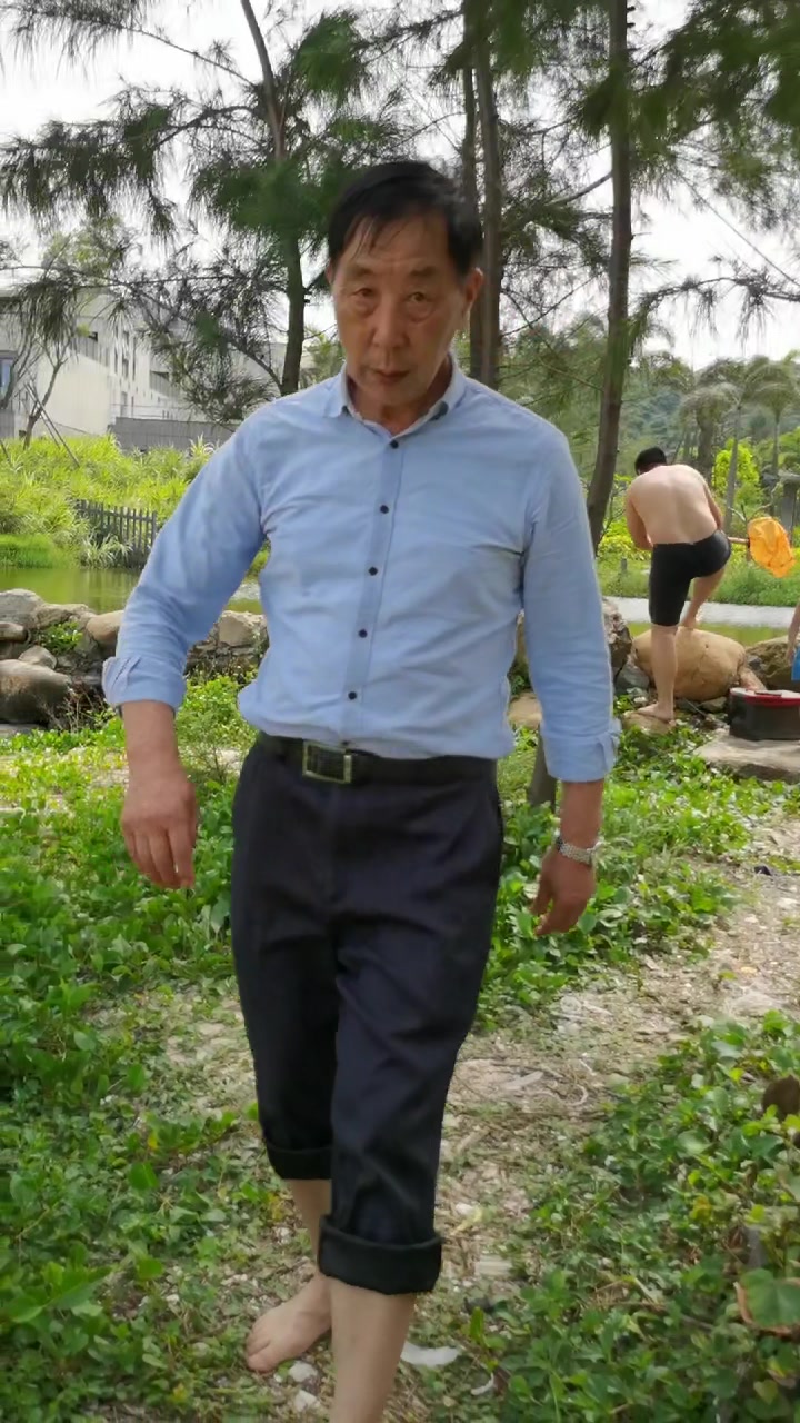 户外活动,陪孙子摸鱼摸虾其乐无穷