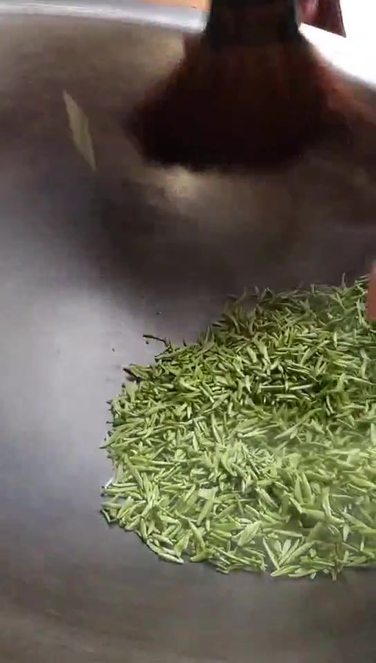 古法手工炒茶大铁锅配嫩芽