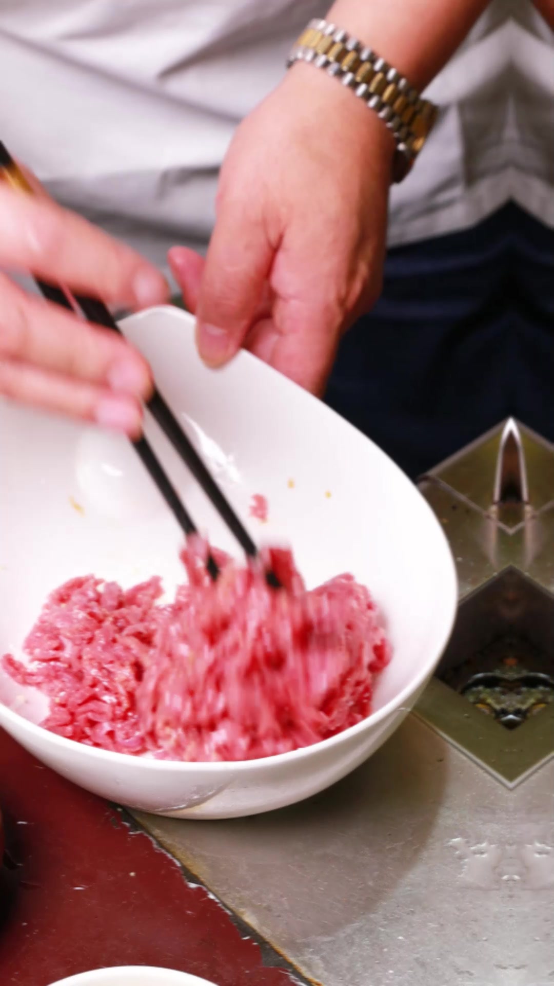 长沙很火的小炒黄牛肉,今天就来教大家做一下这道菜!