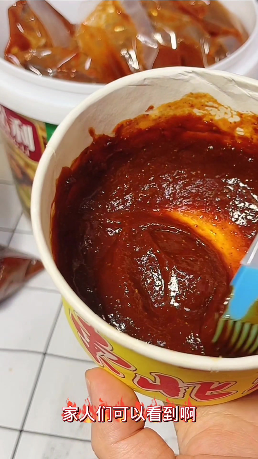 松利品牌煎饼果子酱开袋展示