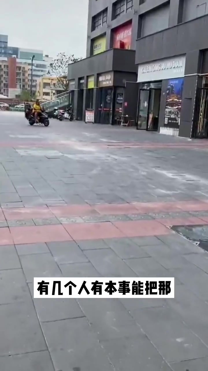 “有几个人能完整拼出店名”商家吐槽街道办,将店名全改成拼音!原本接地气的面馆,气质秒变“蛋
