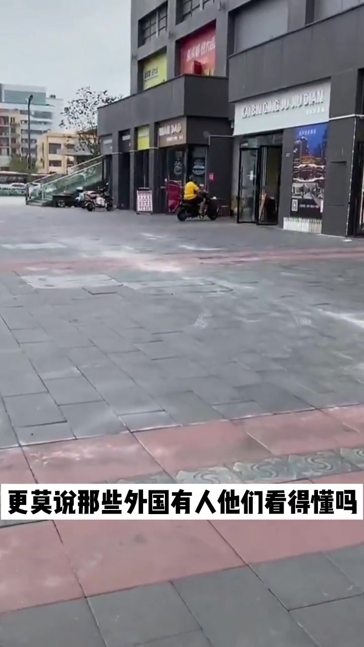 “有几个人能完整拼出店名”商家吐槽街道办,将店名全改成拼音!原本接地气的面馆,气质秒变“蛋