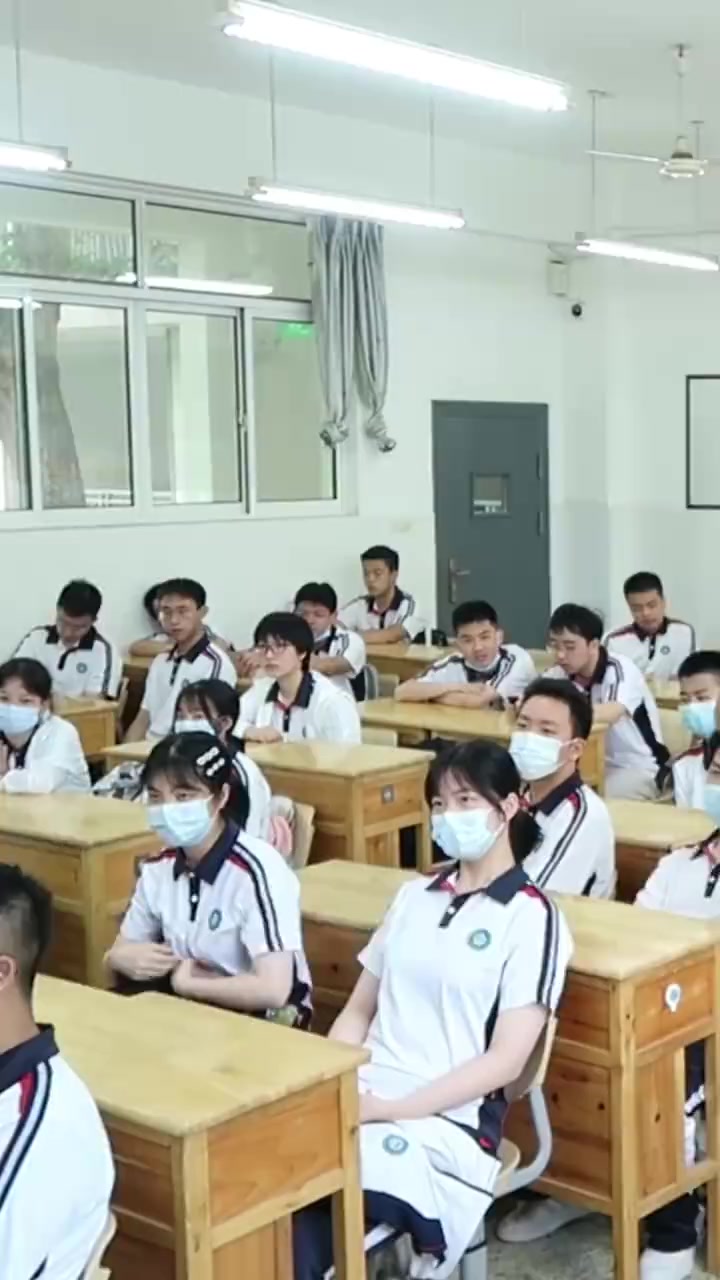 老师请吃雪糕祝学生步步为高 高考成绩出炉,高招咨询会如期而至,湖北某高中班主任给毕业班学生