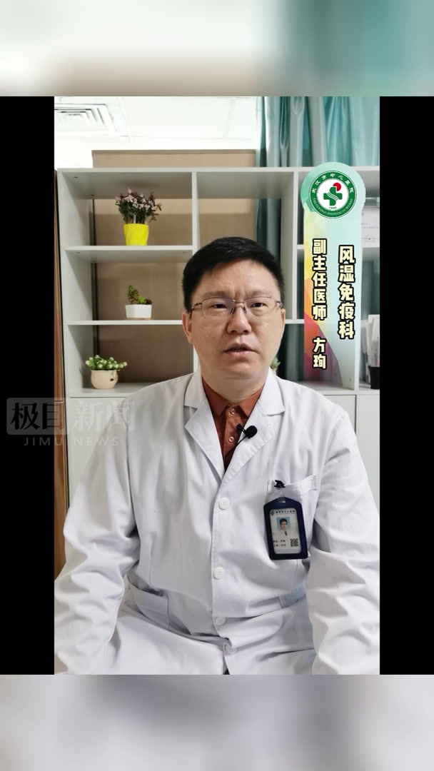小伙每天靠奶茶“续命”,没想到膝盖里竟长出“石头”