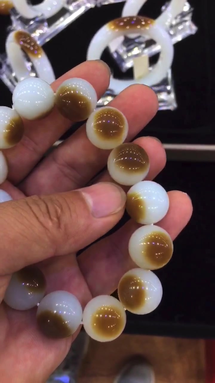 谁曾经不是一个追梦的人呢?和田玉糖白料手串给自己一份礼物