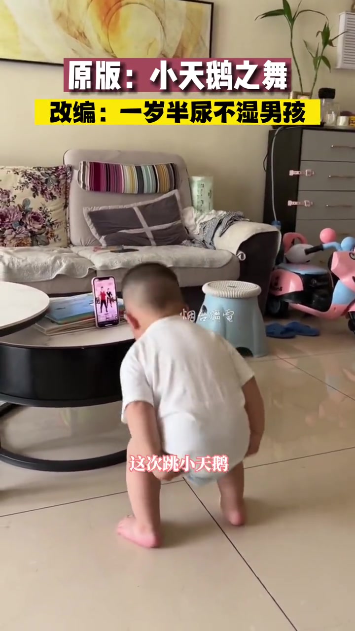 近日,广西玉林。一岁半尿不湿萌娃跳小天鹅,你们觉着这条纯手工限量版天鹅裙,能配得上他的气质