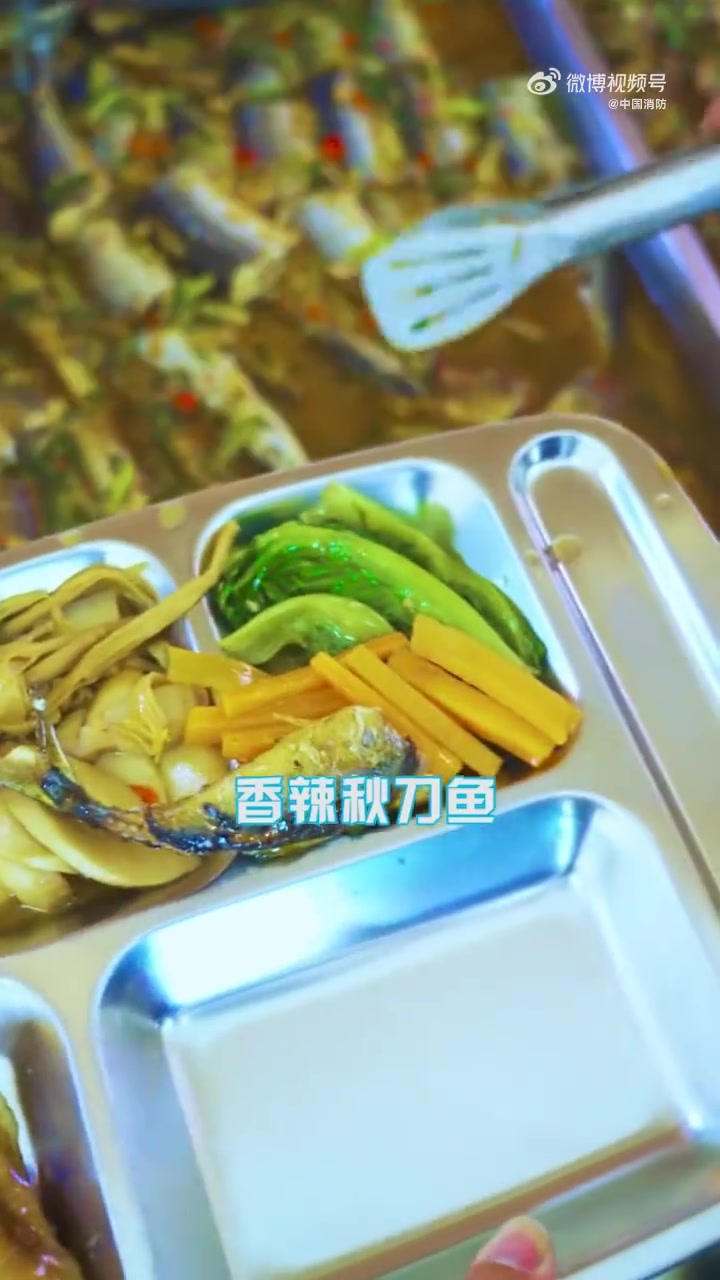 「好想get蓝朋友同款菜单啊」来看看蓝朋友的晚餐吃点啥?蚝油生菜、杏鲍菇炒瘦肉、清炒胡萝卜