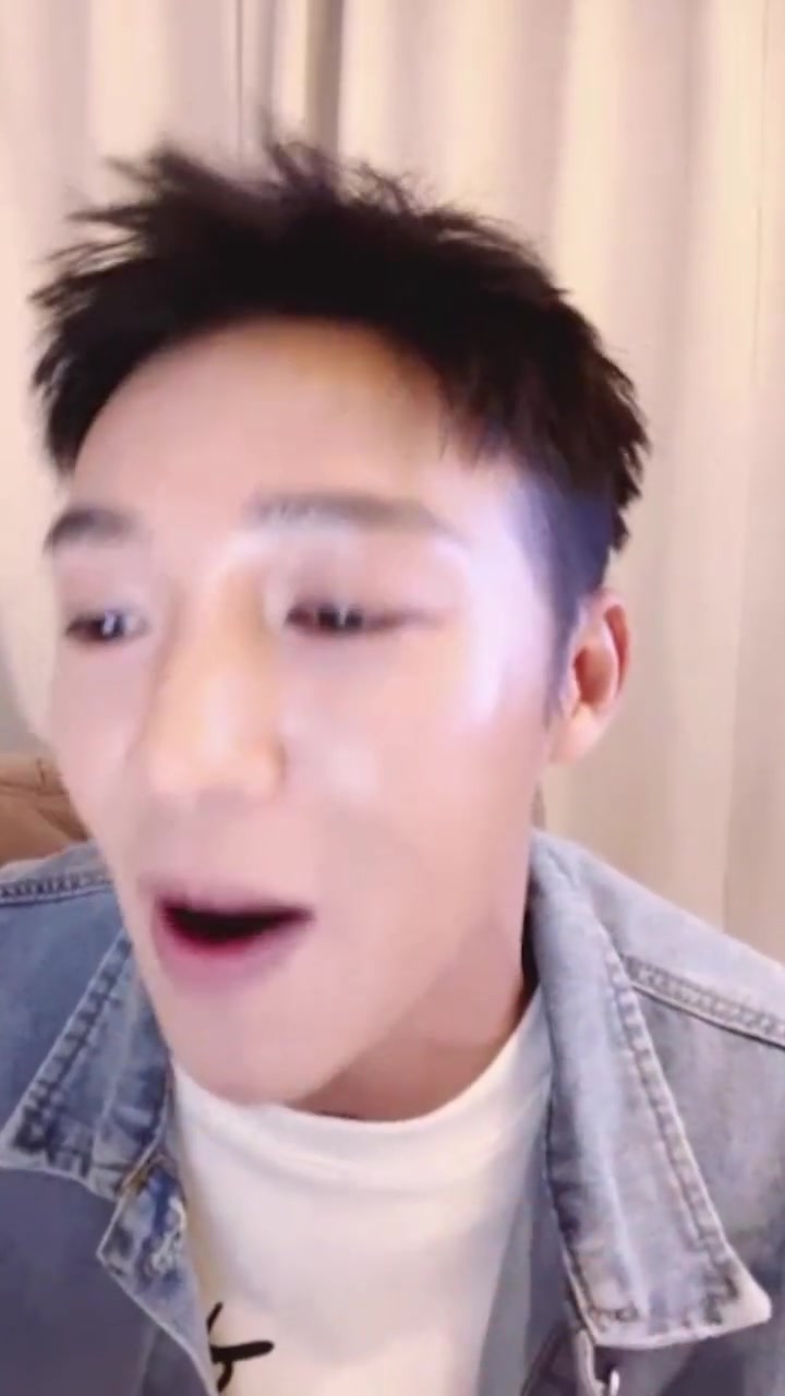 伍嘉成粤语绕口令伍嘉成 挑战粤语绕口令,简直不要太烫嘴!让小伍都喊难的麦兜妈妈纸包鸡肉绕口