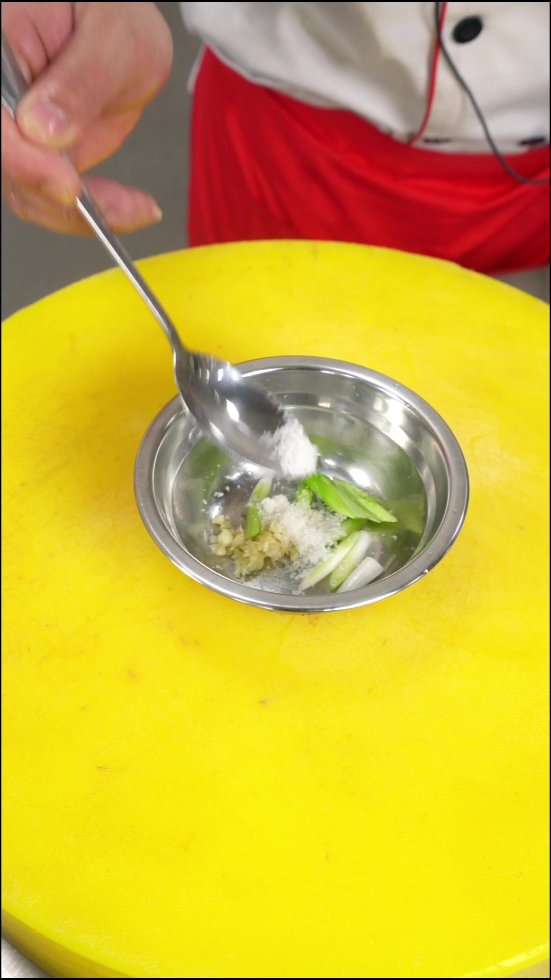 福建省烹饪职业培训学校的短期速成班:今日学习美味的五彩炒鱼丝