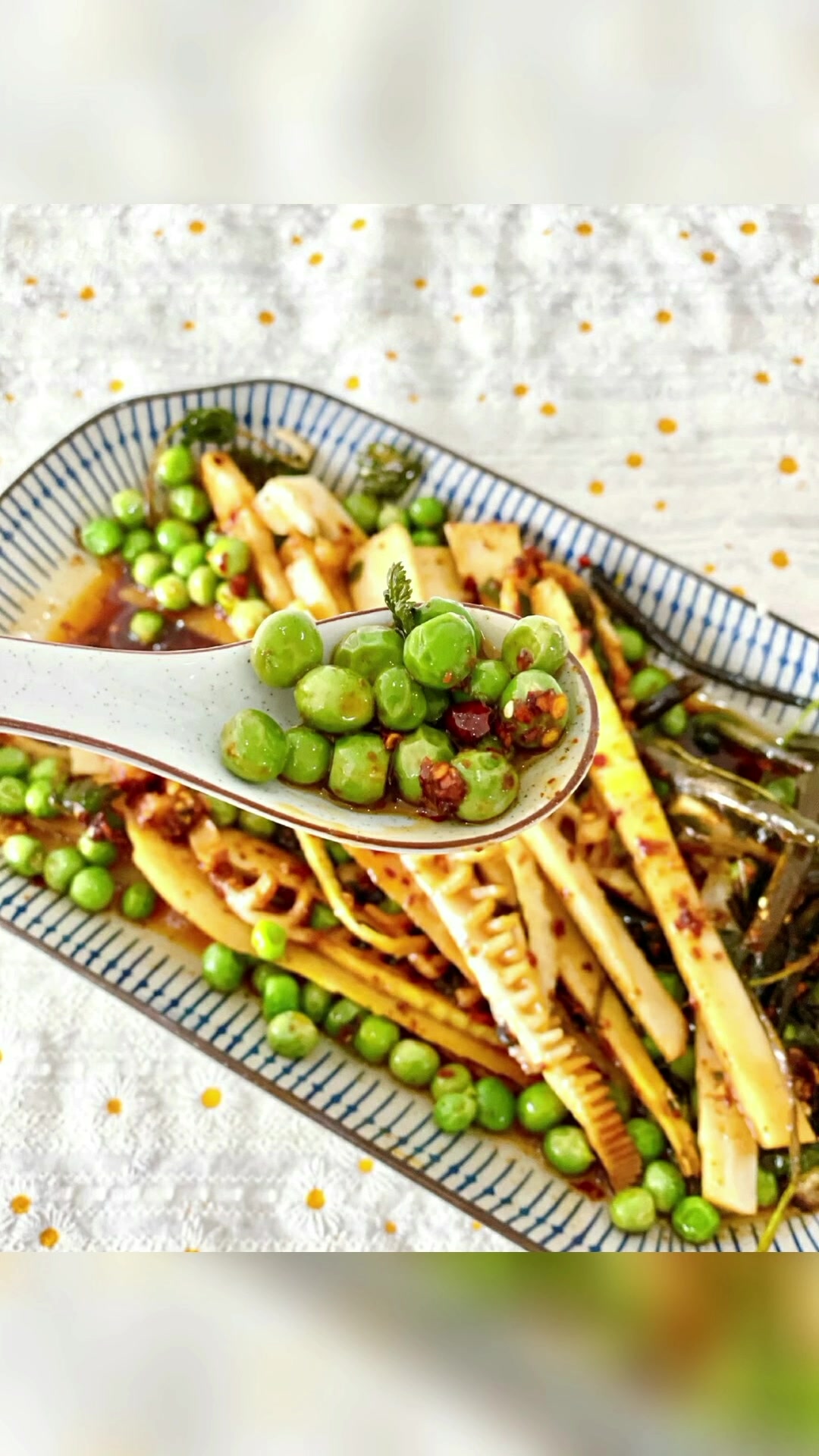 春天吃凉拌豌豆春笋