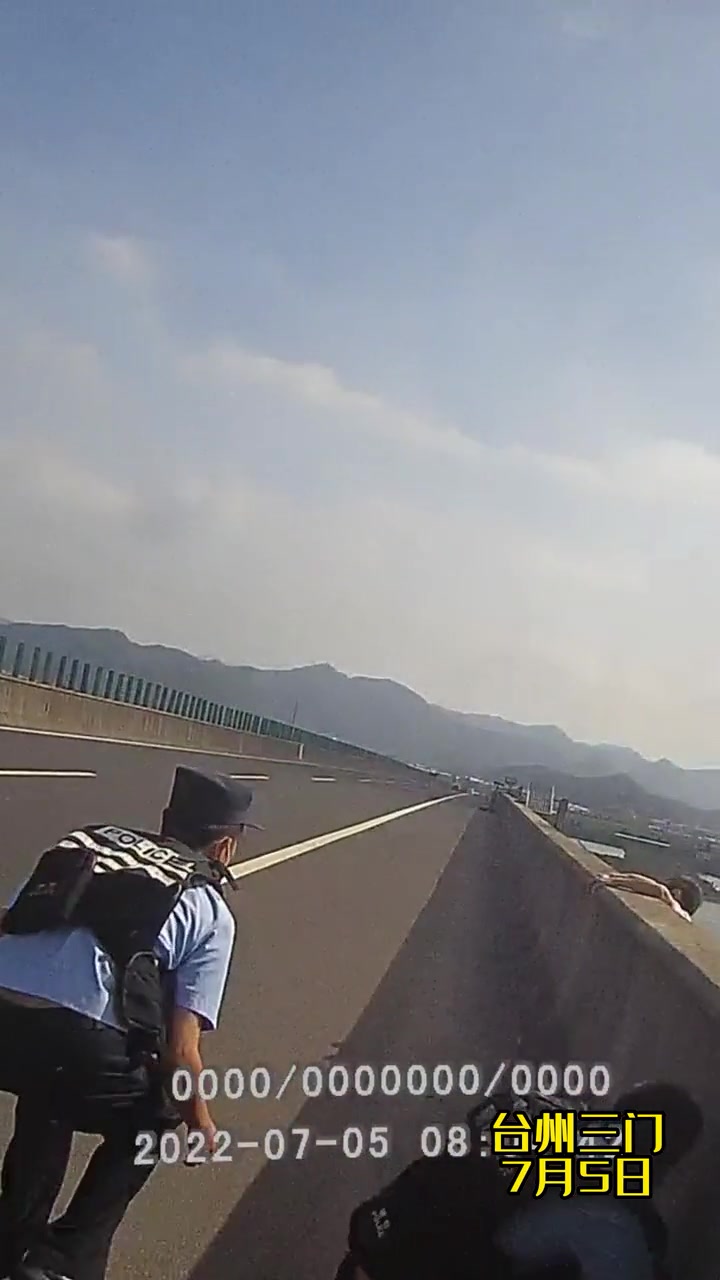 出警现场,民警走出魔性“鸭子步”,看完你会觉得太帅了!传递正能量 危险动作请勿模仿 正能量