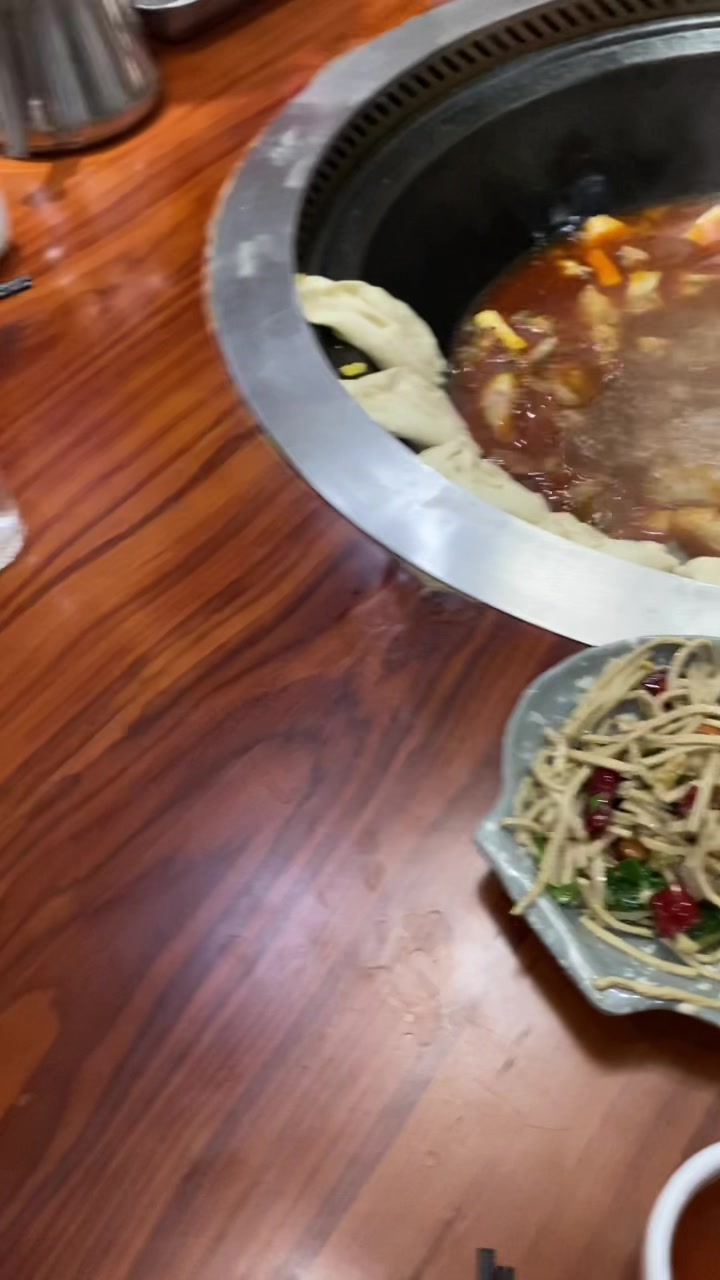 铁锅炖大鱼。贴饼子