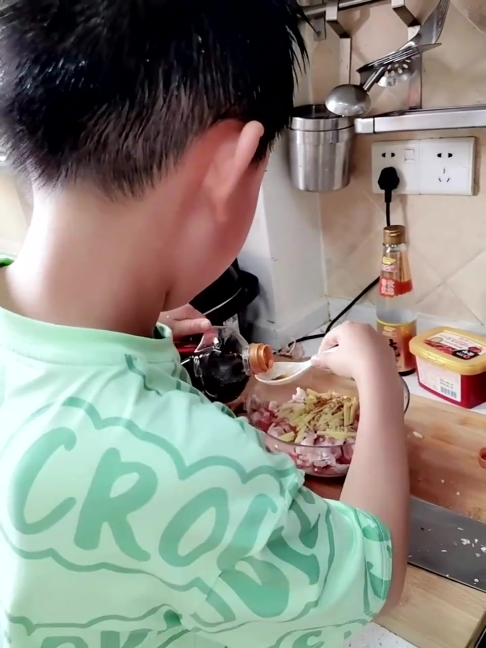 烈焰泡面、古早肉松蛋糕,这些小朋友都会做,你会吗?晒晒视频,很有可能得奖(二)