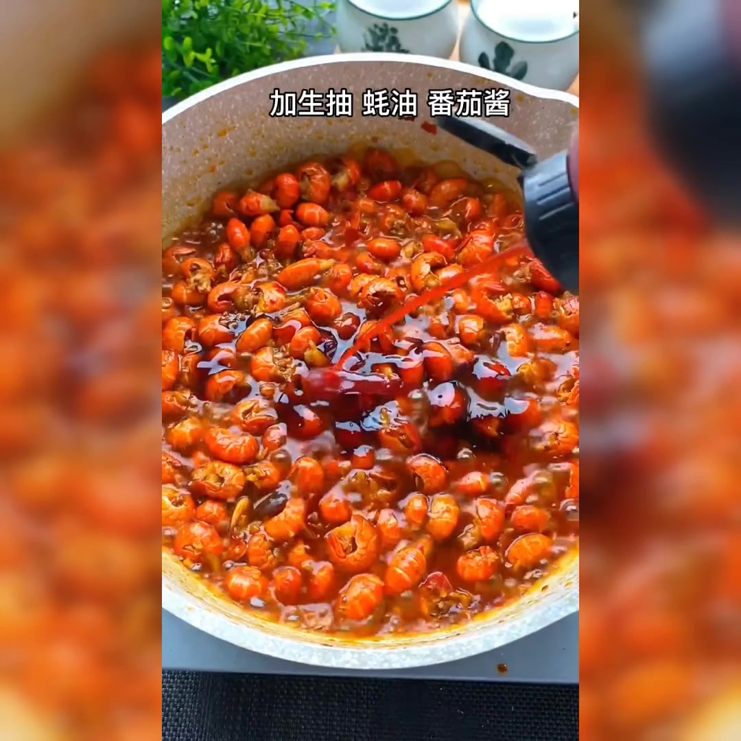 天热不想吃饭,试试这个小龙虾拌面