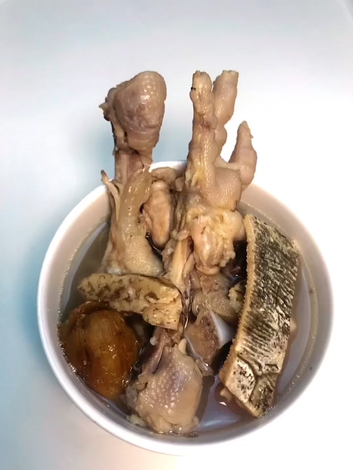 土茯苓煲龟汤材料:龟,猪骨,鸡脚,土茯苓,蜜枣,陈皮,生姜