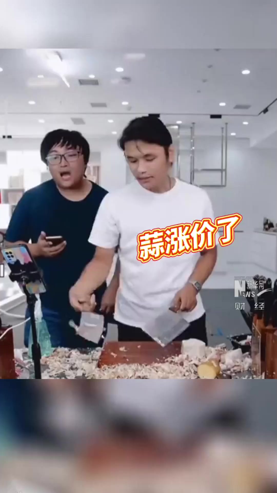 张小泉菜刀不能拍蒜?王麻子直播拍蒜:我家的能!