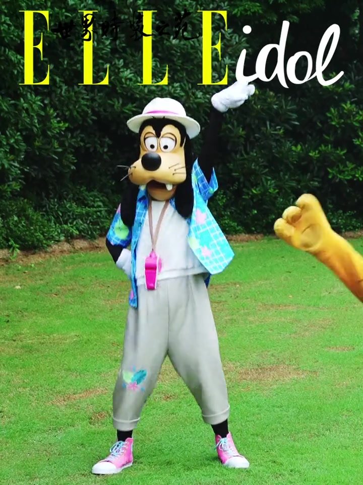 期待已久的水果之夏来了!米奇家族集体换上了梦幻时尚的水果新装,米奇帽子上的蜜瓜和米妮的西柚