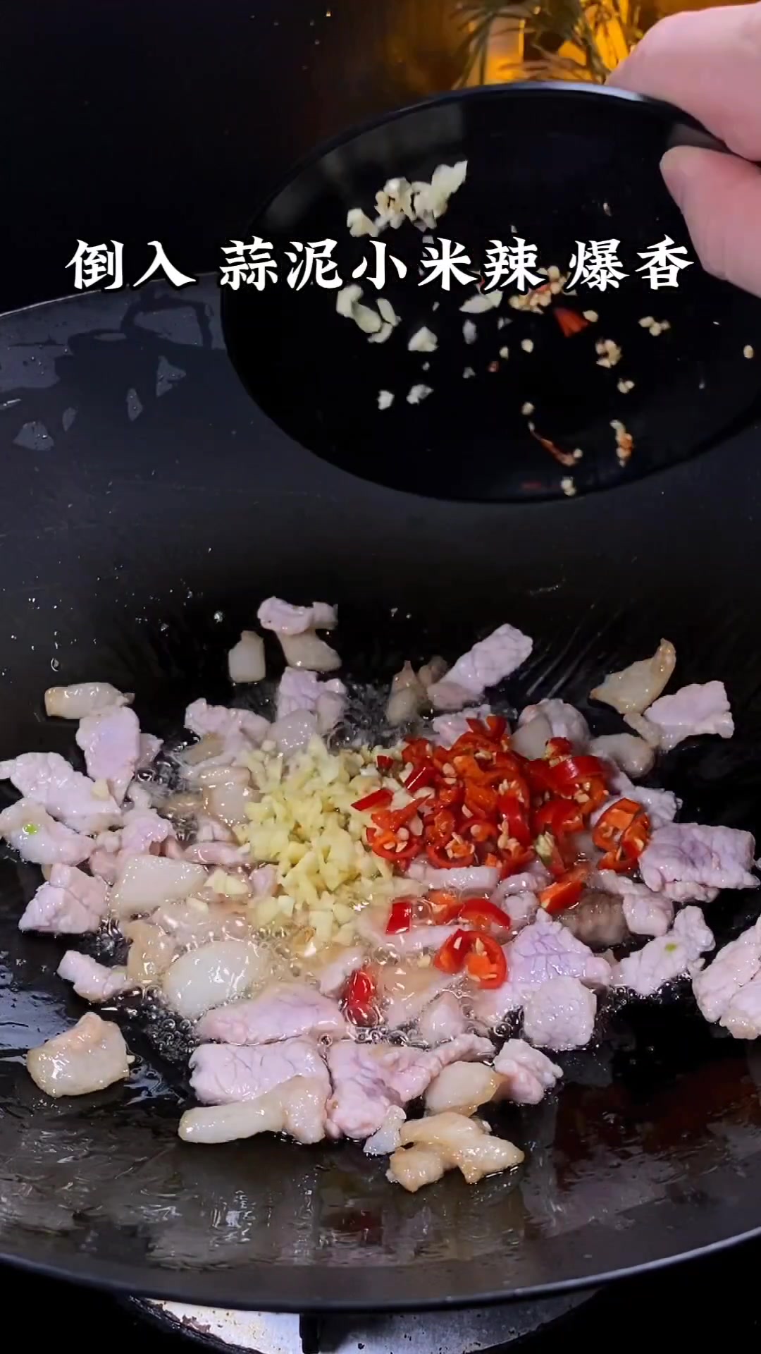 我告诉你们哦以后要想吃莲藕炒肉片就像我这样子做非常好吃