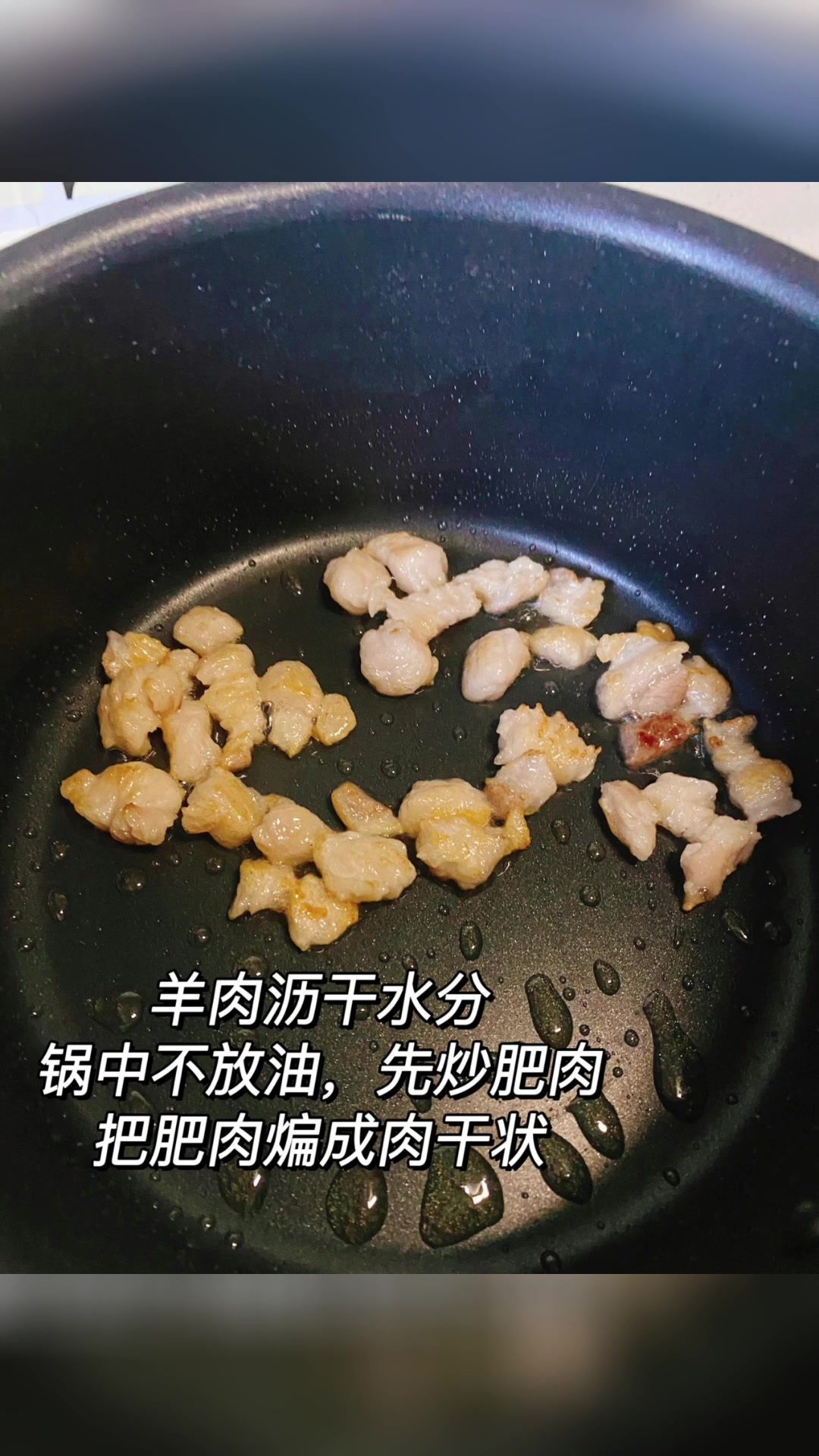 羊肉手抓饭肉焦饭香。