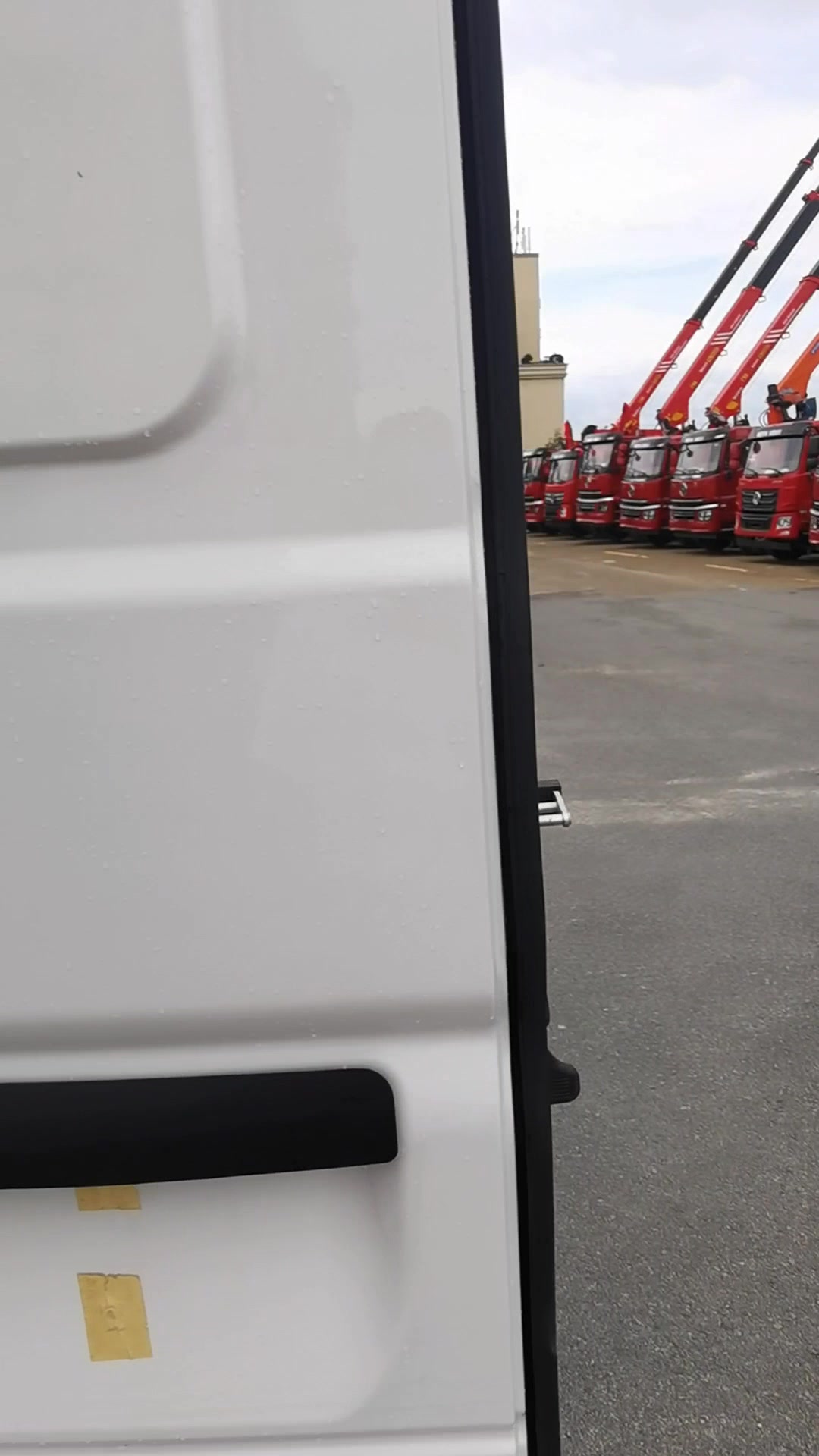 东风御风V9高顶面包冷藏车,日产140马力