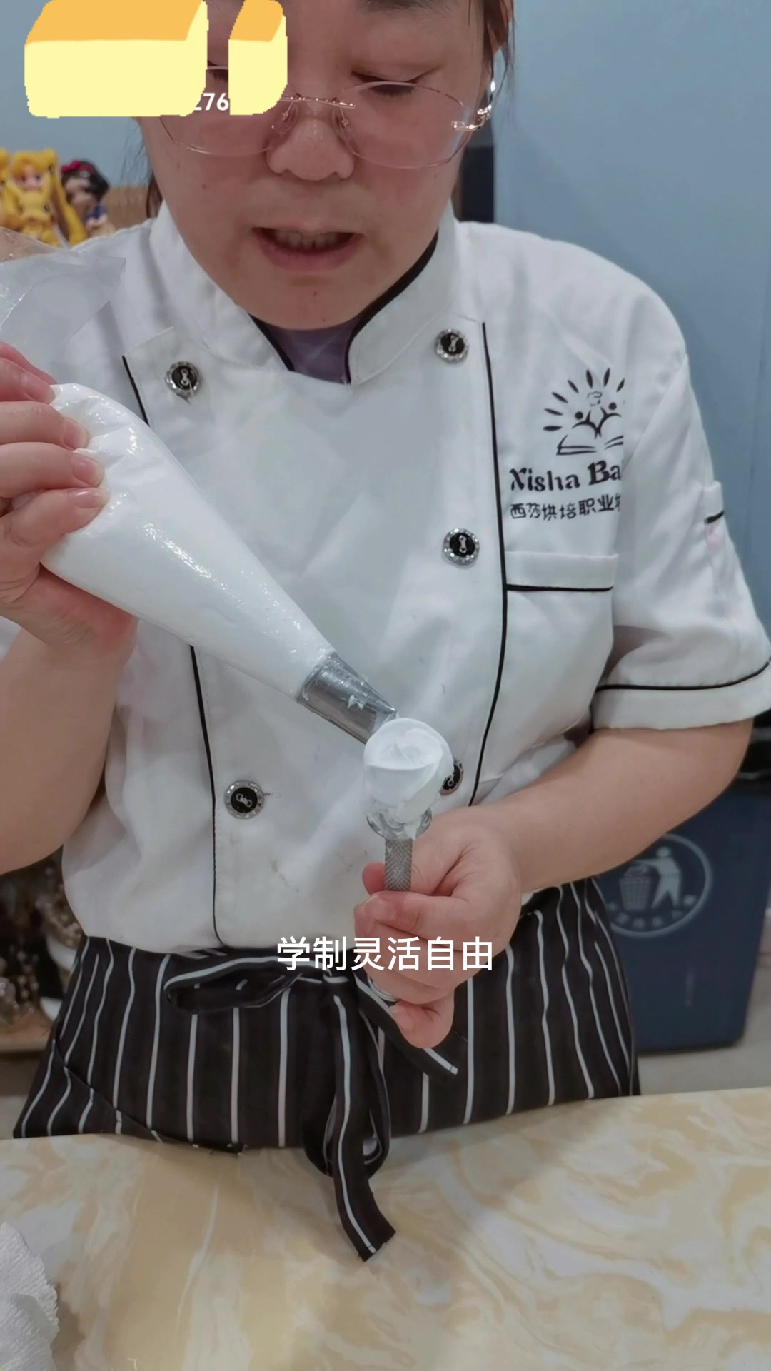 学裱花培训班,天津西点烘焙培训机构开设裱花、蛋糕等课程;有专业的老师指导培训,想学习西点烘