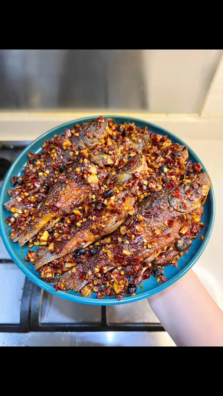 秘制香辣手撕小鲫鱼