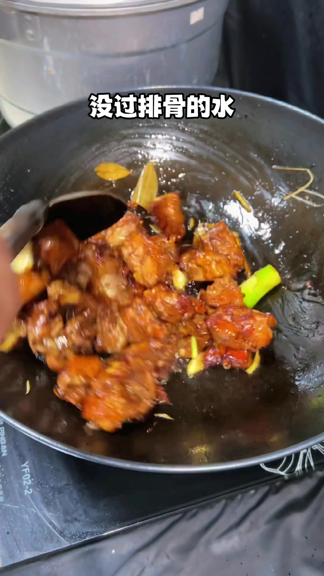 今日菜谱,土豆炖排骨,排骨炖土豆。