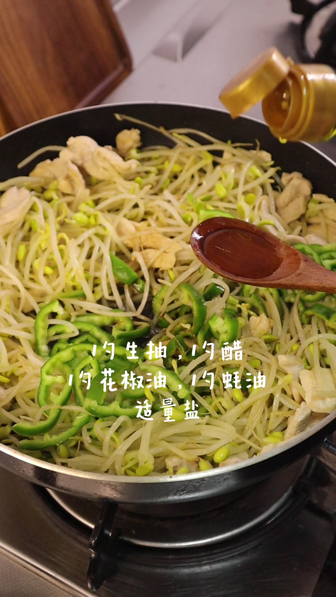 和弟弟的减脂午餐:茄汁虾仁滑蛋+鸡胸肉炒豆芽+上汤娃娃菜