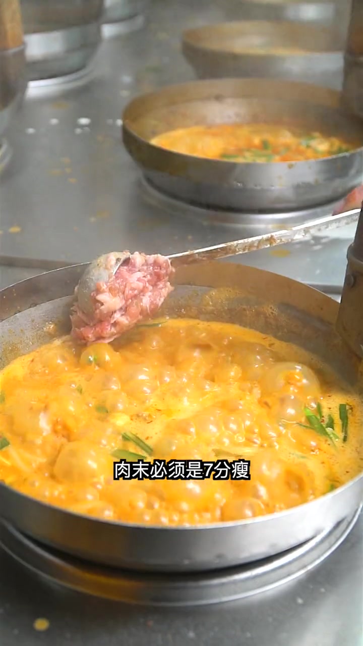 昆明 一人一桌的日式小店,招牌是澳洲芝士+臭豆腐+老酱油的“黑暗料理”小锅米线