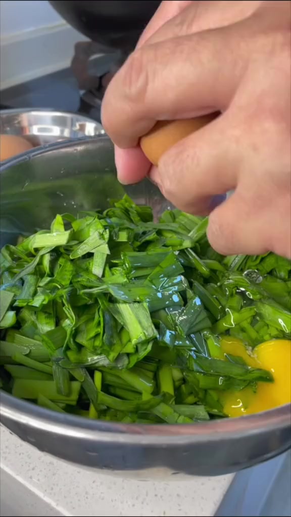 用烟台特产蜢虾酱炒鸡蛋韭菜