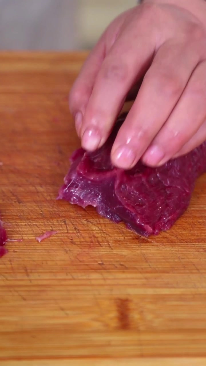 逆着牛肉的纹理切,这样的牛肉吃的还不塞牙