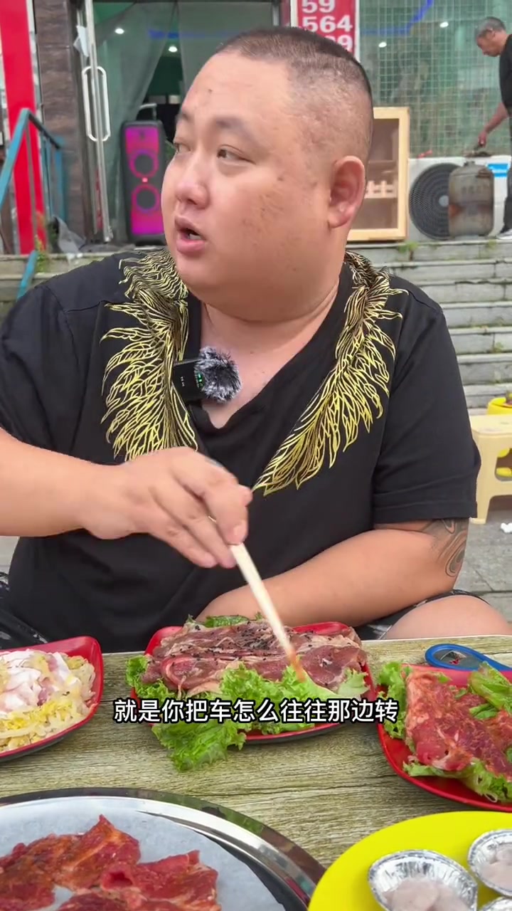 美食 地方特色美食 地桌烤肉,惊喜不断,这老板太豪横了