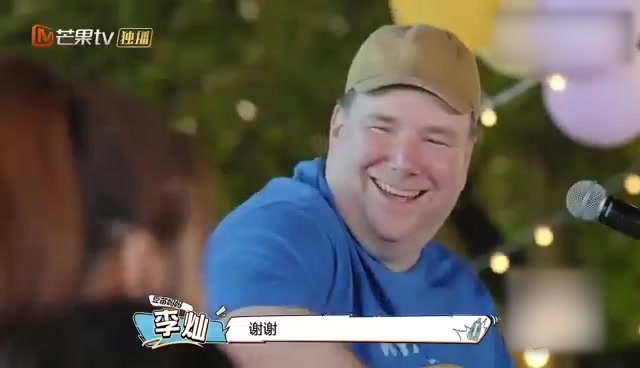 【ben爸家草地弹唱好温情】#爸爸当家#Ben爸弹吉他、让妈妈李灿唱歌、让豆豆弹钢琴,一家