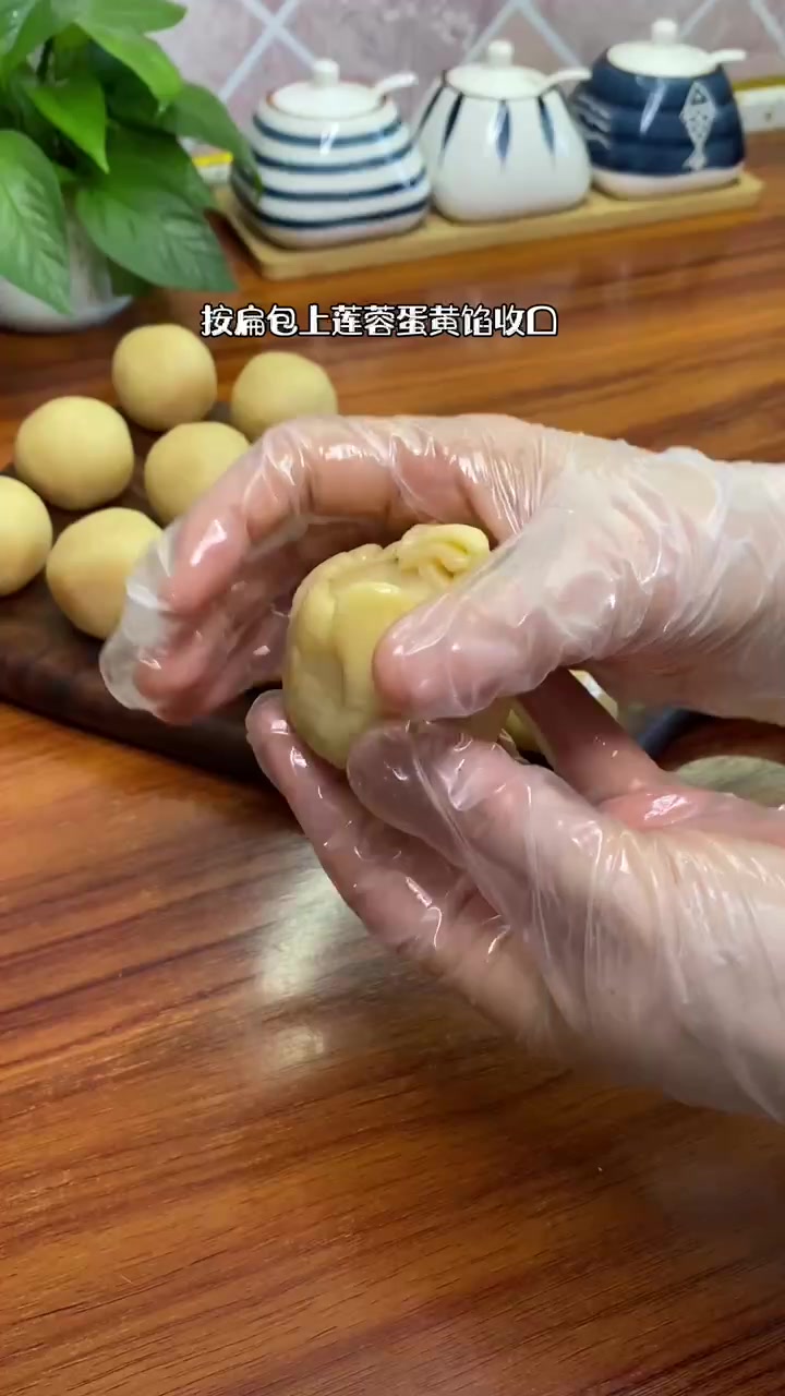 中秋节给家人烤一份白莲蓉蛋黄月饼,家人一定喜欢吃
