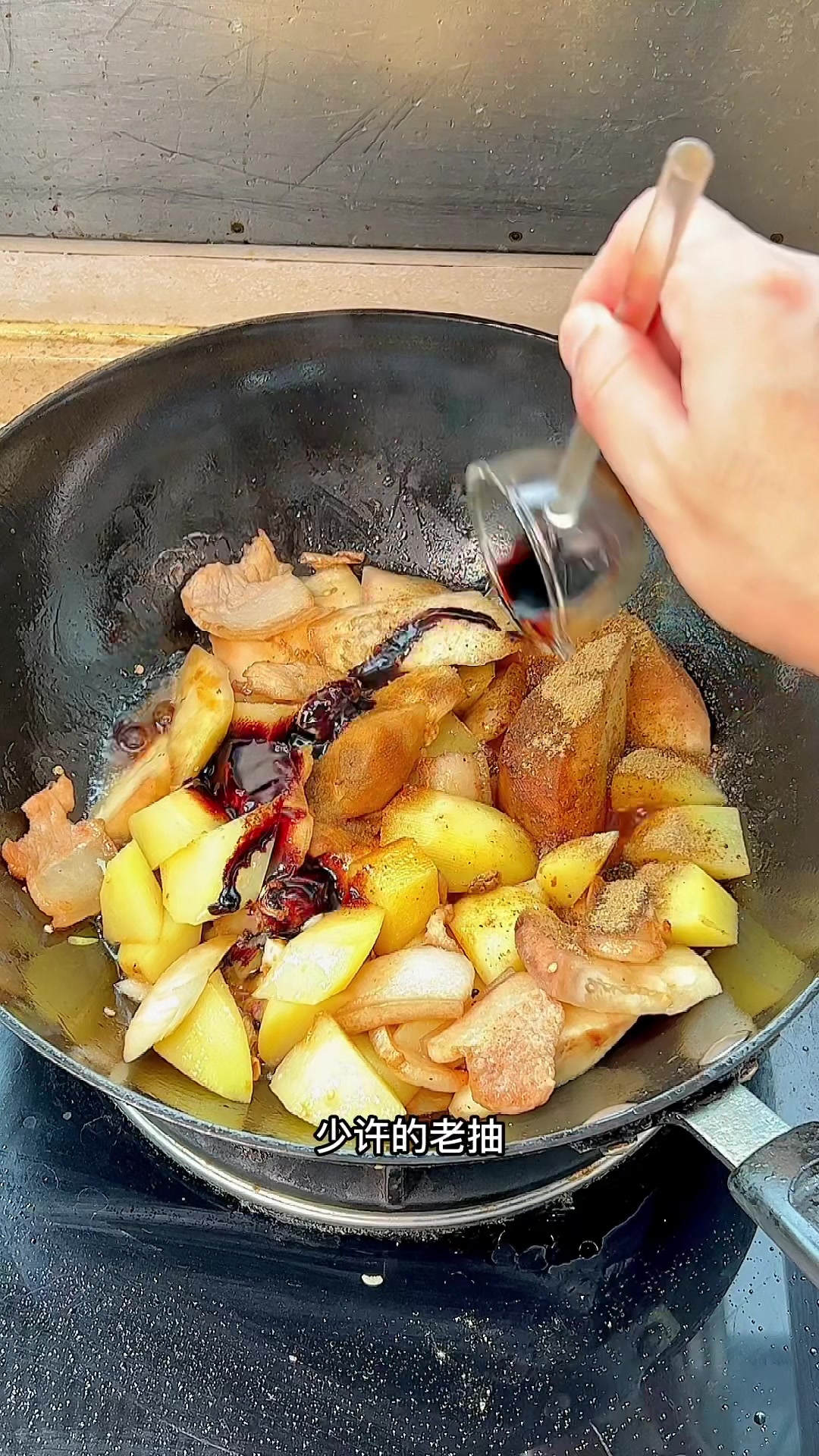 铁锅乱炖大杂烩下饭菜,有啥放啥,热气腾腾一大锅暖胃好吃又下饭