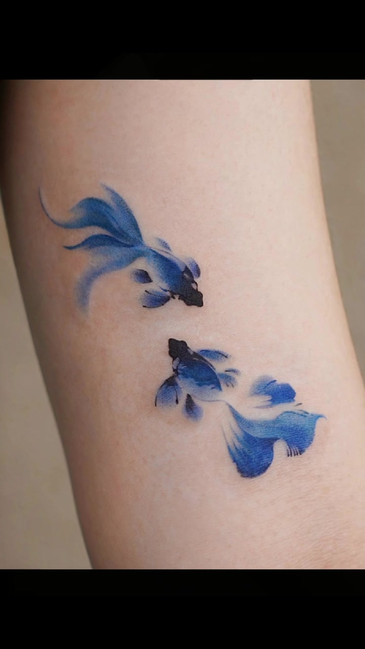 重庆纹身:中式风格,水彩金鱼纹身设计