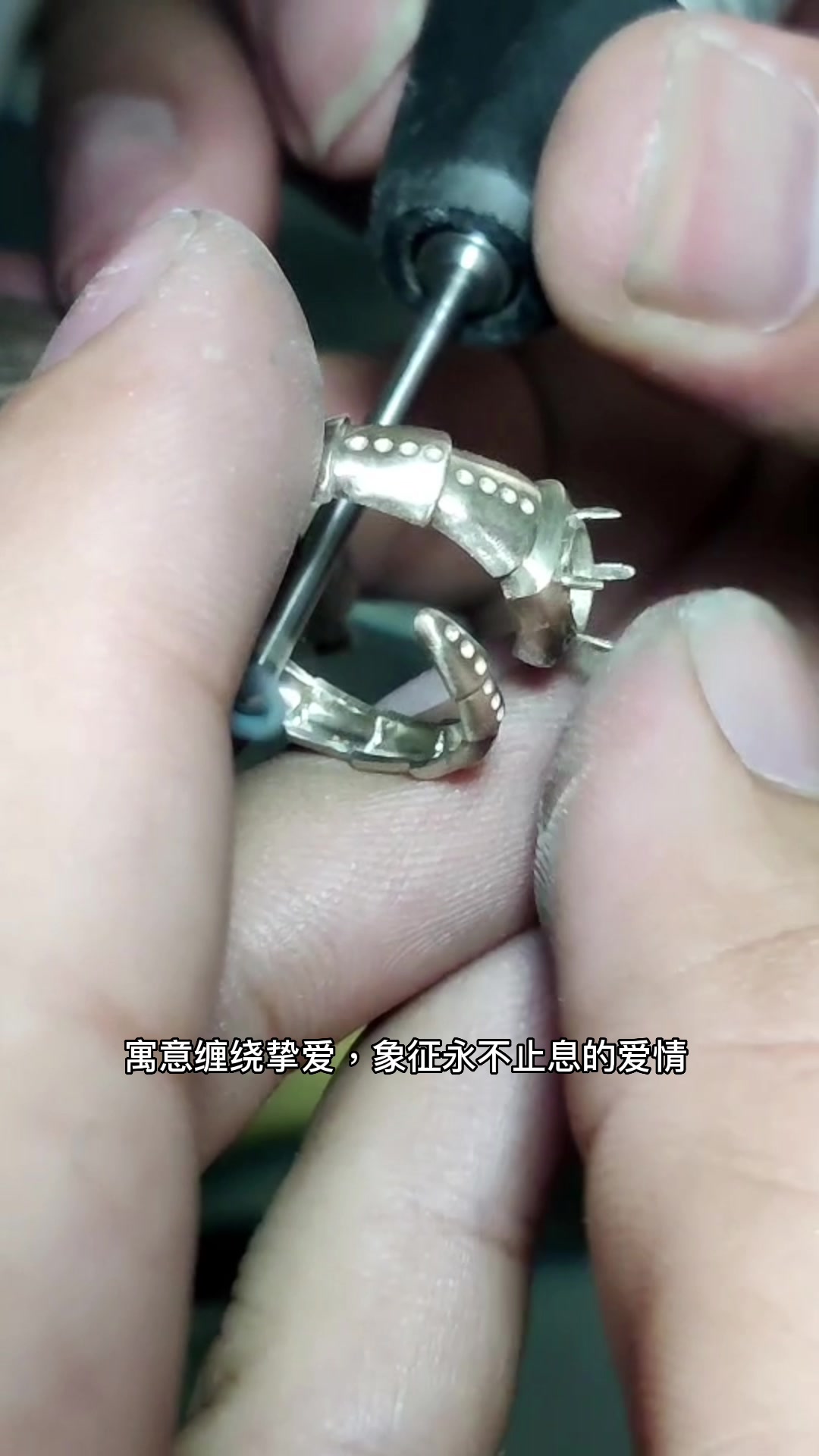 翡翠蛋面蛇形开口戒指!寓意缠绕挚爱,象征永不止息的爱情!