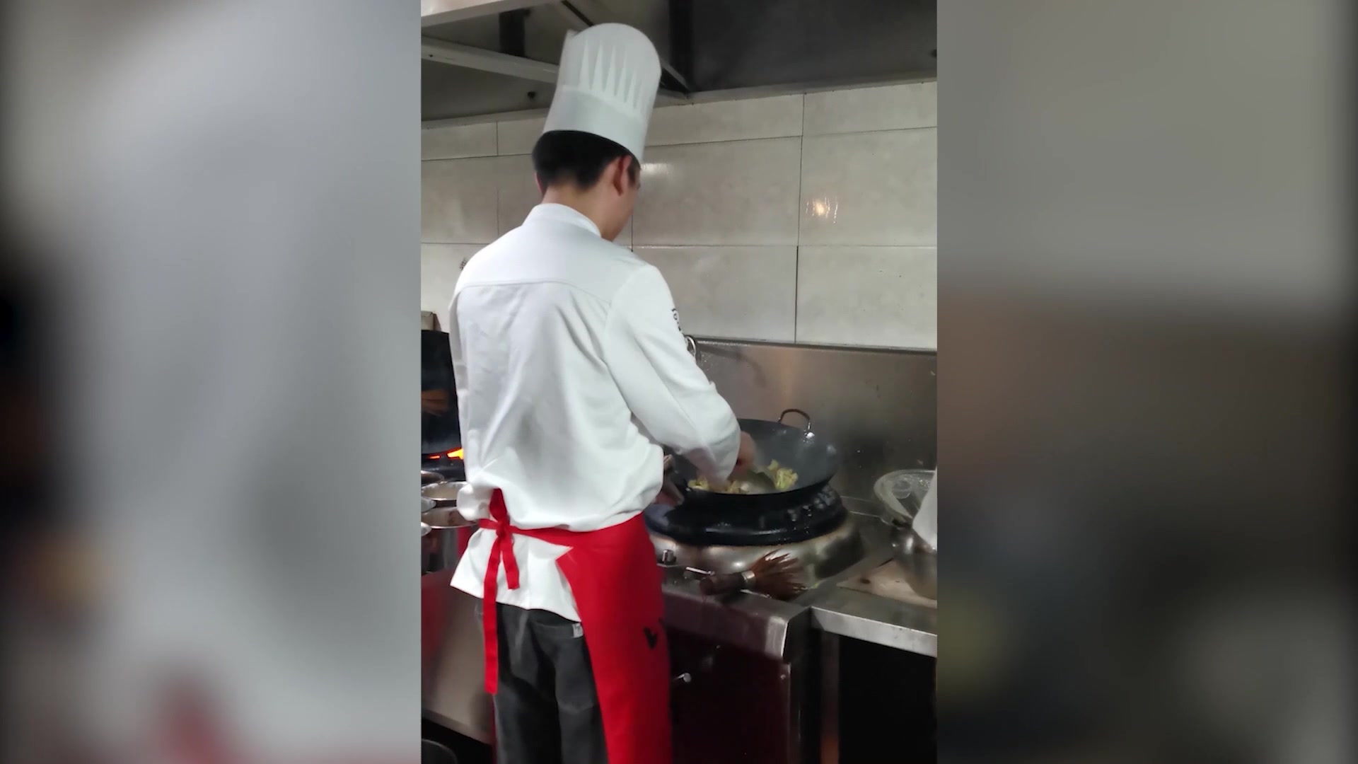 有红鸡毛店后厨大揭秘,鸡毛店的菜都是这么做出来的!