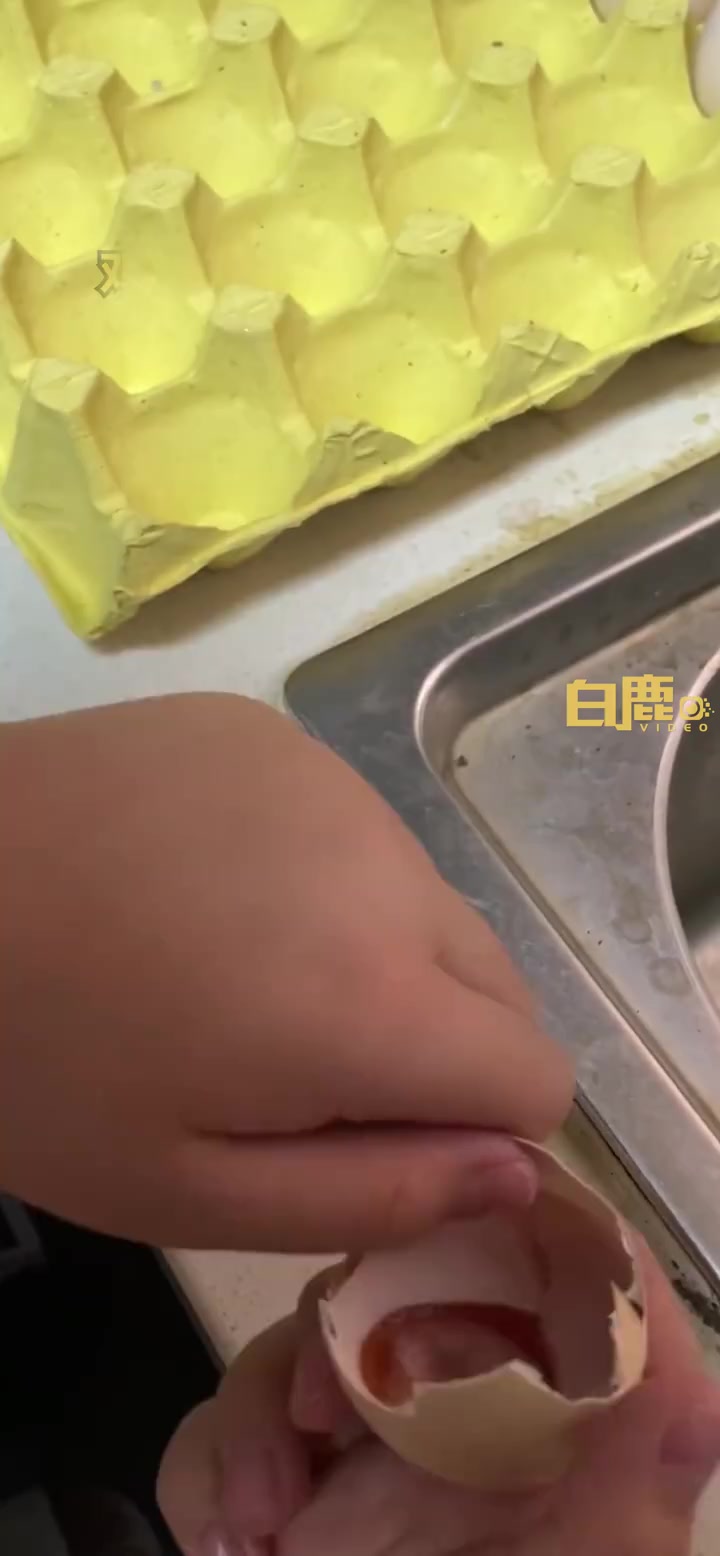 「离谱!鸡蛋放厨房半个月变空心蛋 当事人:有的鸡蛋磕开鸡蛋黄硬硬的」8月7日,陕西西安。陈