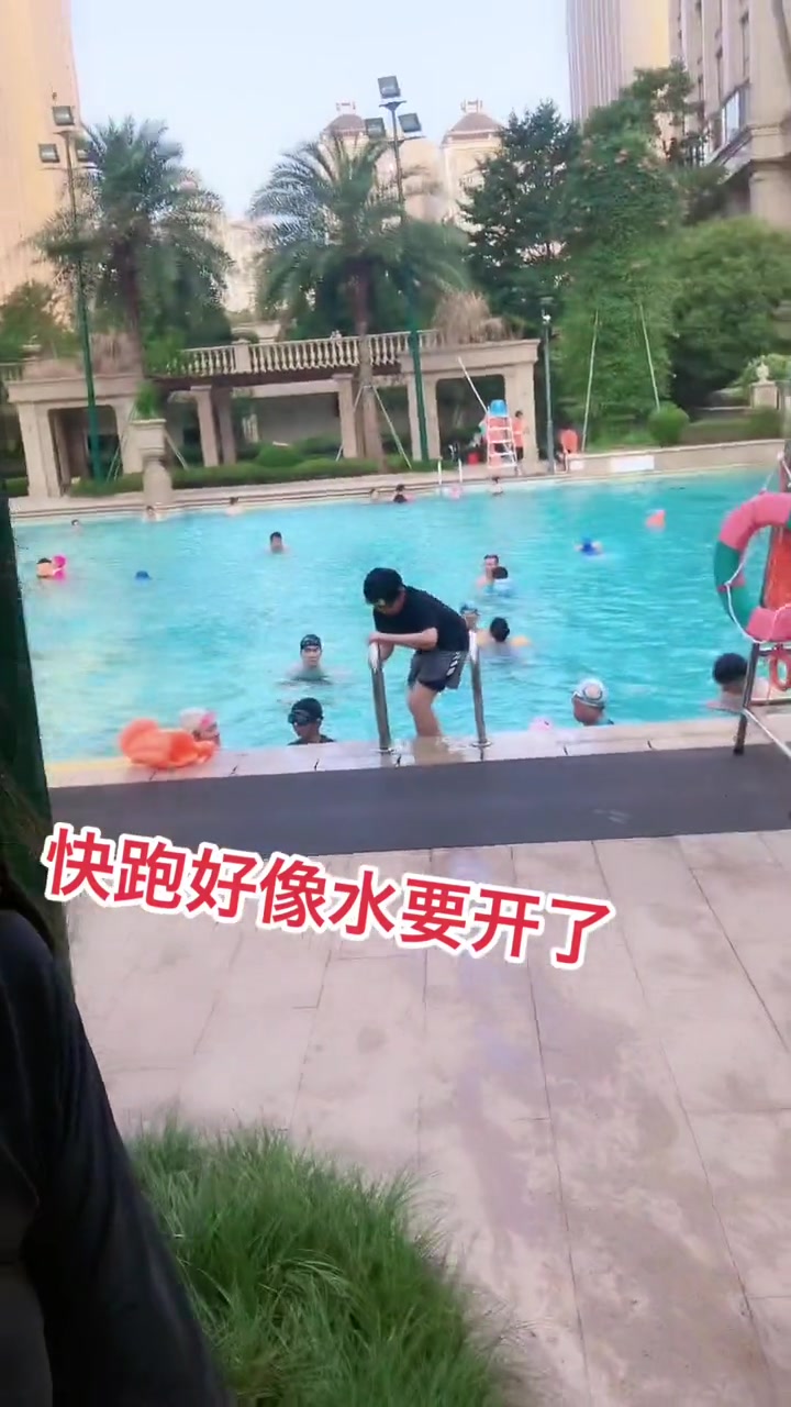 我在泳池里游泳想放屁一时没憋住,从身后冒出大串泡泡