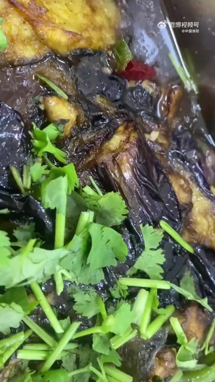 「色香味俱全得美食超享受」来看看蓝朋友今日美食吧~金针菇肥牛、炸鸡排、素炒菜花、红烧鹌鹑蛋