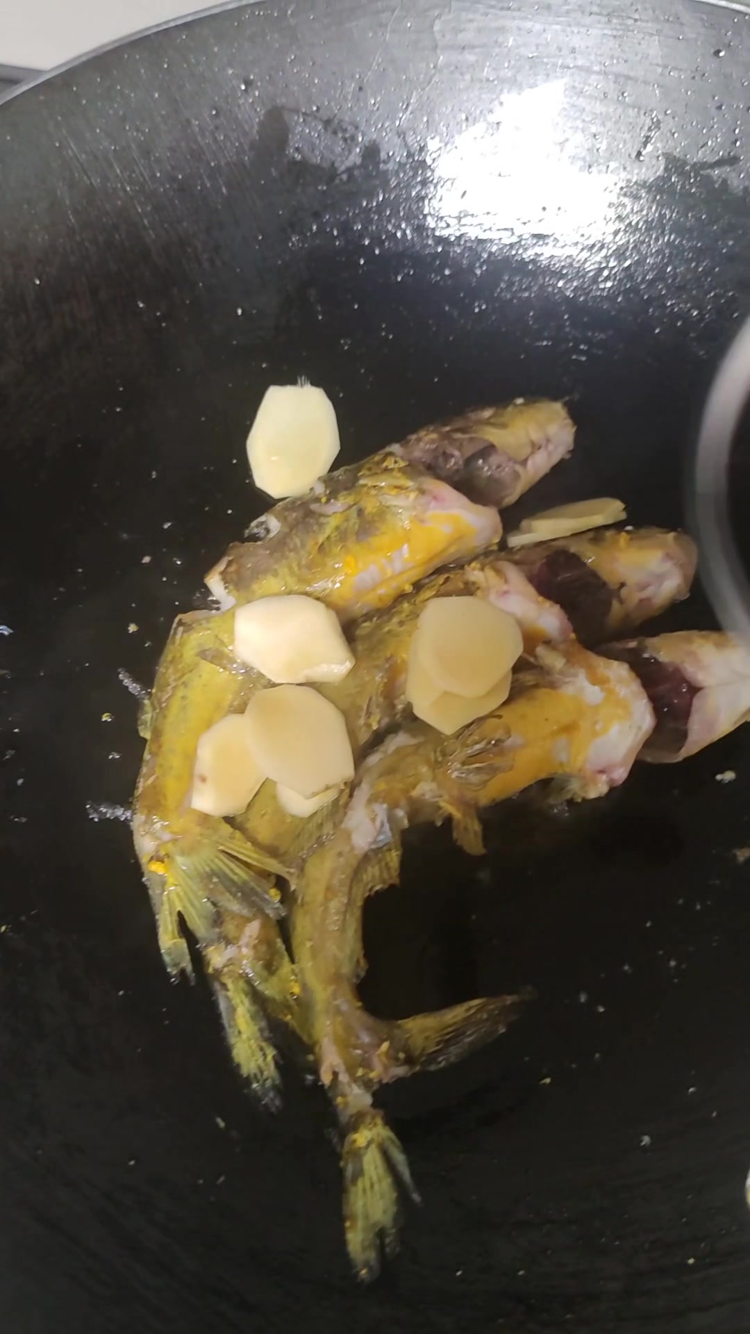 炒豆腐焖黄骨鱼。
