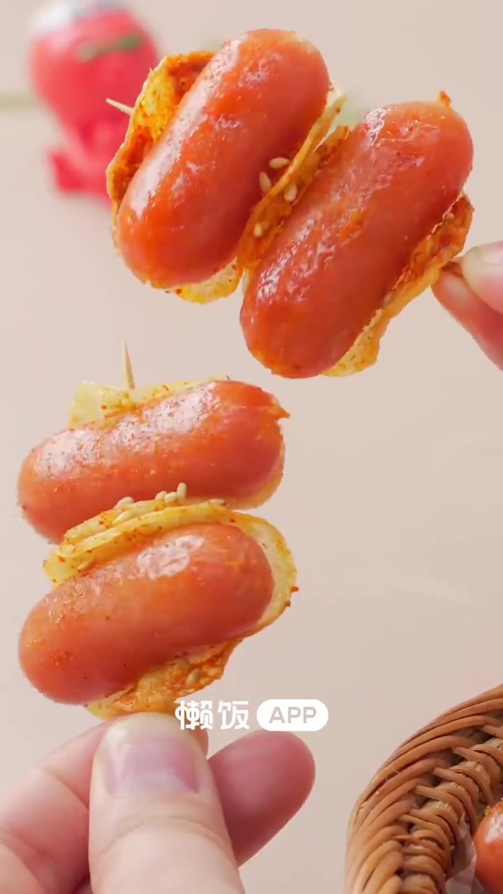 美食武汉「薯片香肠」又酥又脆的追剧小零食,两口一个太上头,快来学学这个!土豆擦成薄片,土豆