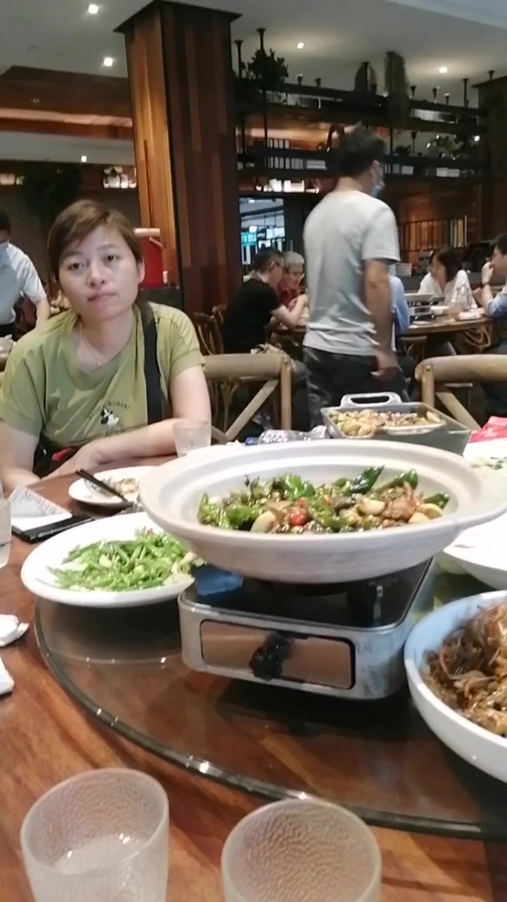大中午带妻儿父母到农家菜老大松江店吃饭,庆祝儿子荣升高中