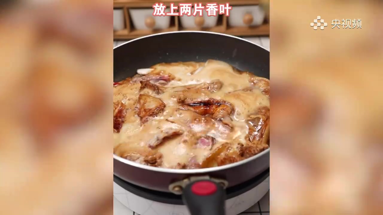 小布食间 【 不放一滴水的啤酒鸭 [馋嘴]】 美味辽宁等您来  起锅烧油,把鸭肉炒至变色,