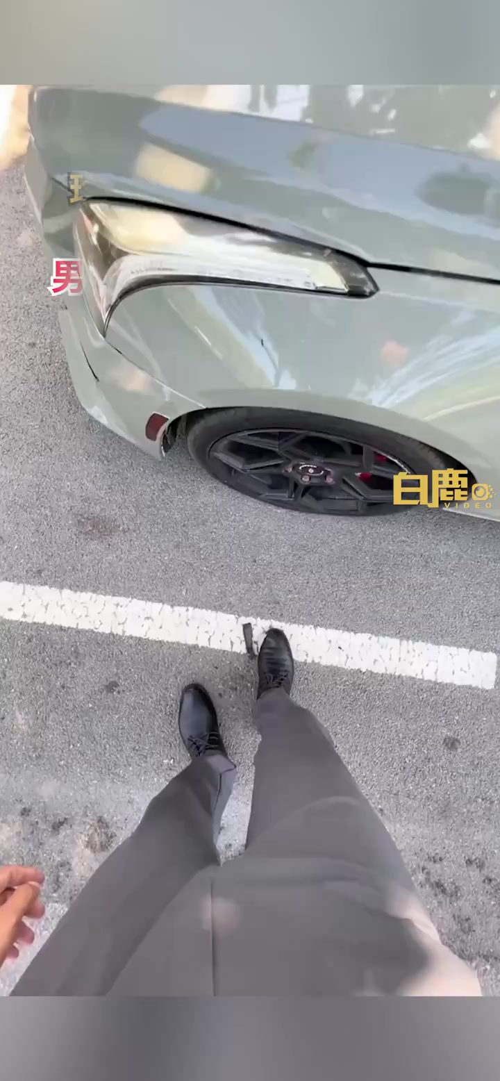 「男子 高温天穿珍藏皮鞋出门鞋底烫化了:我的薄款鳄鱼皮皮鞋」高温天男子皮鞋底被烫化 8月1