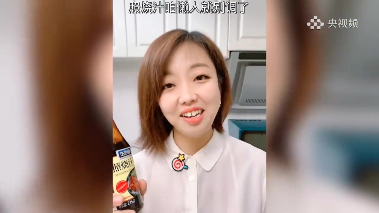 【高蛋白低脂肪的照烧莲藕鸡片】将鸡大胸切成薄片,加入照烧汁抓匀腌制半小时;起锅烧油爆香蒜末