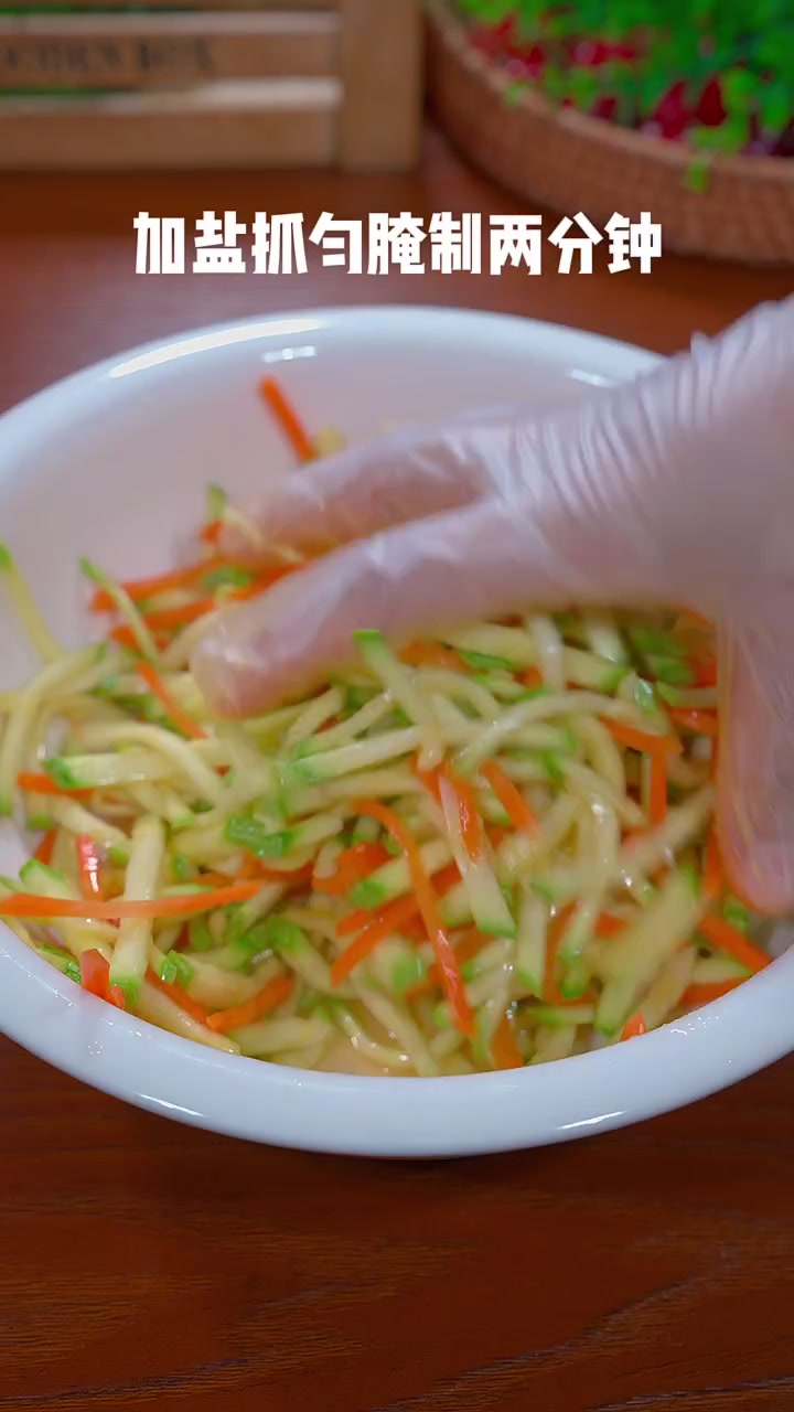 蔬菜鸡肉饼好吃又简单,你的孩子不喜欢吃蔬菜,这么作保证抢着吃